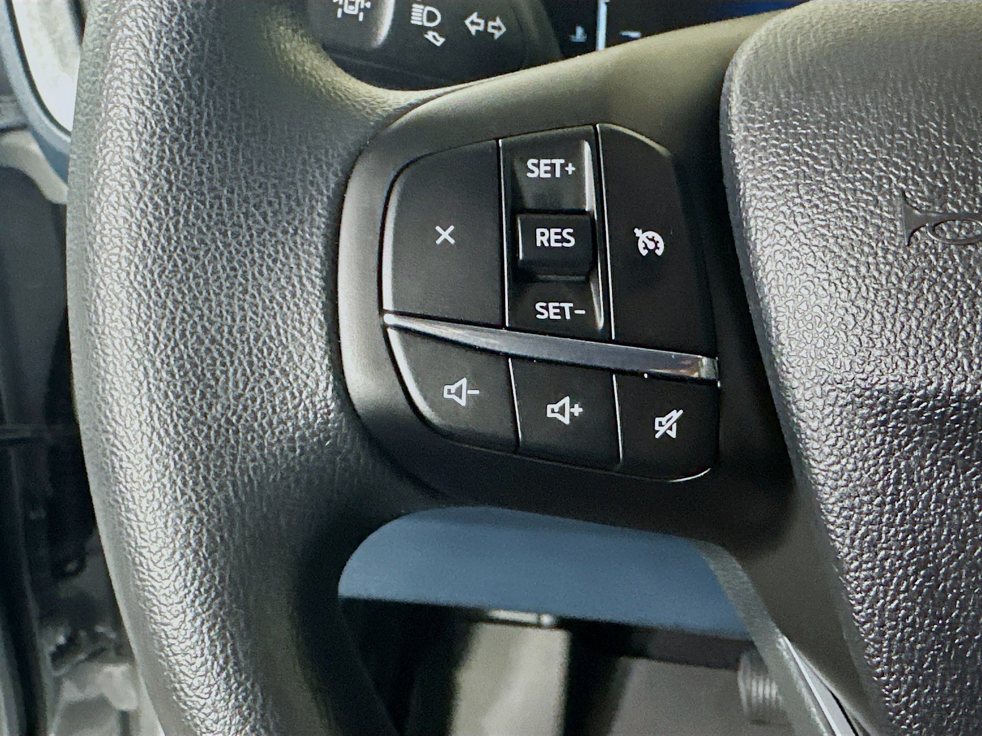 Used 2025 White Metallic Ford XLT image 16