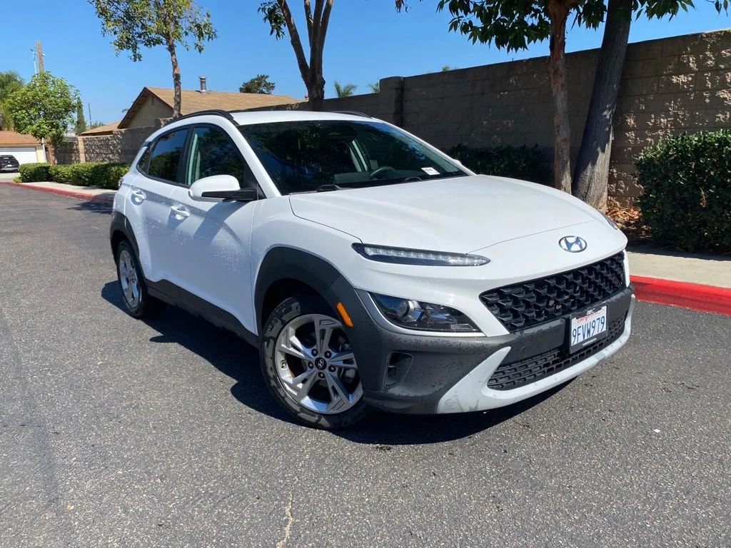 Used 2023 White Hyundai SEL image 1