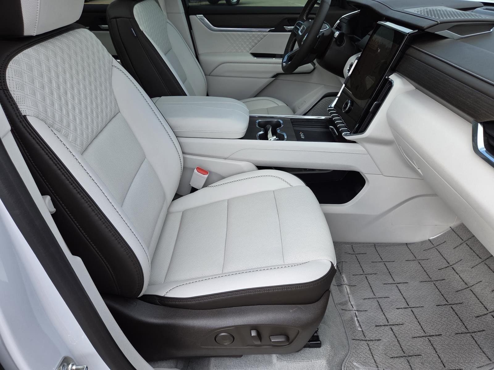 Used 2024 White Frost Tricoat GMC FWD Denali image 43