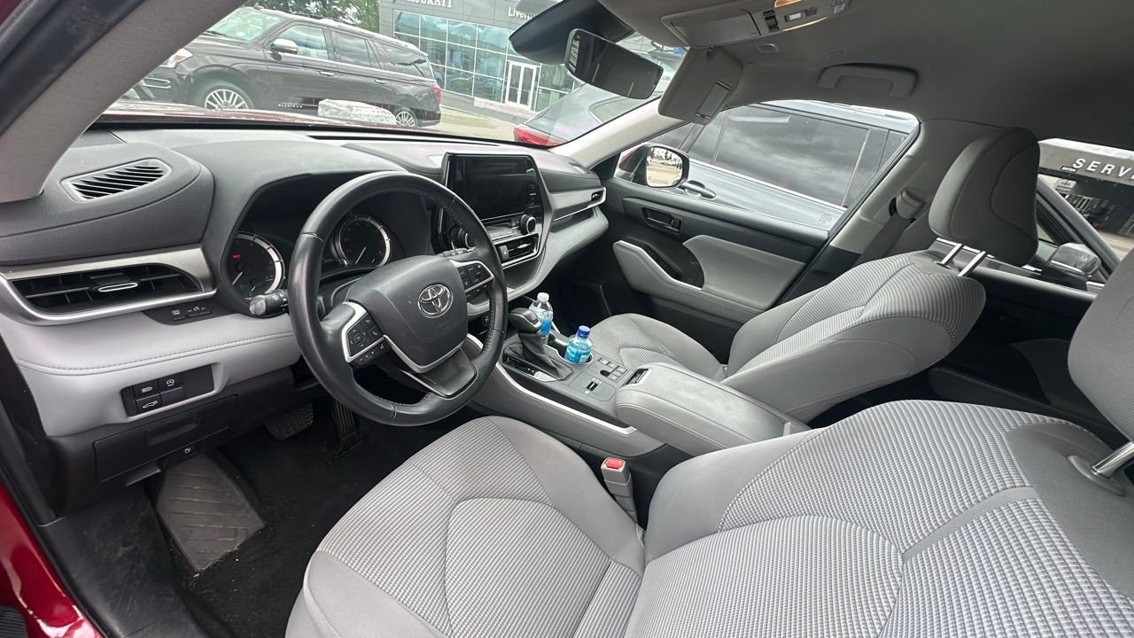 2023 Toyota Highlander LE photo 3