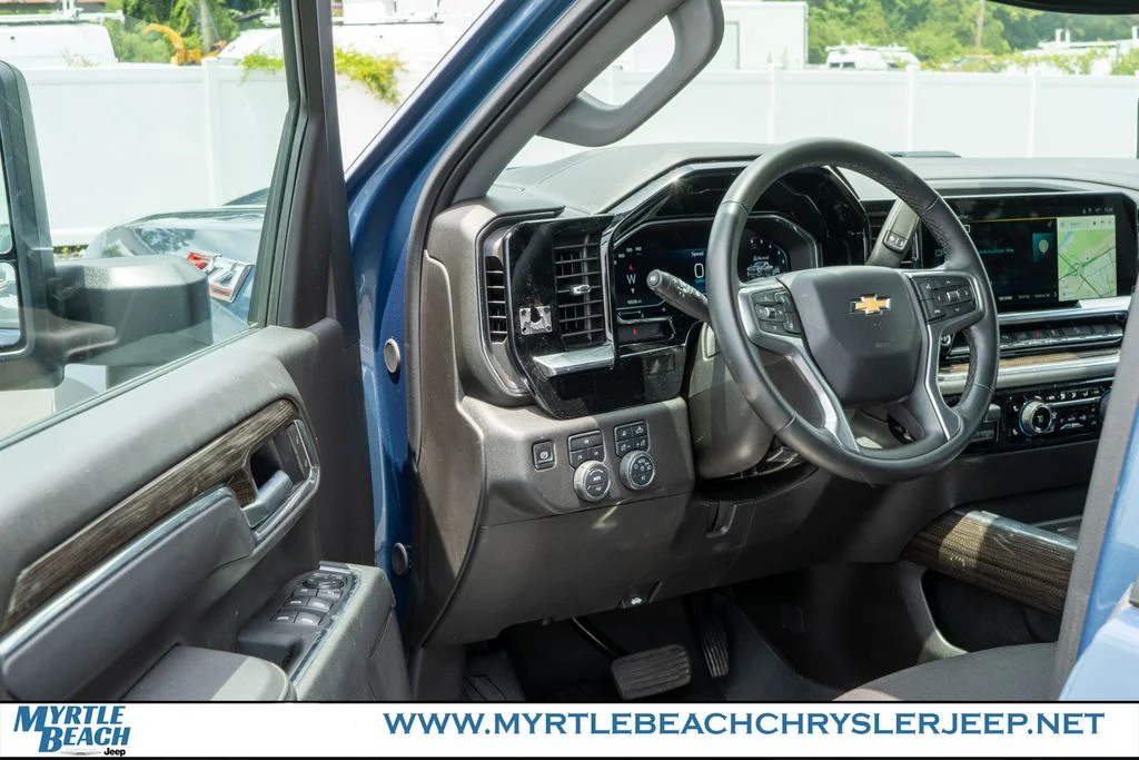 Used 2025 Lakeshore Blue Chevrolet LT image 15