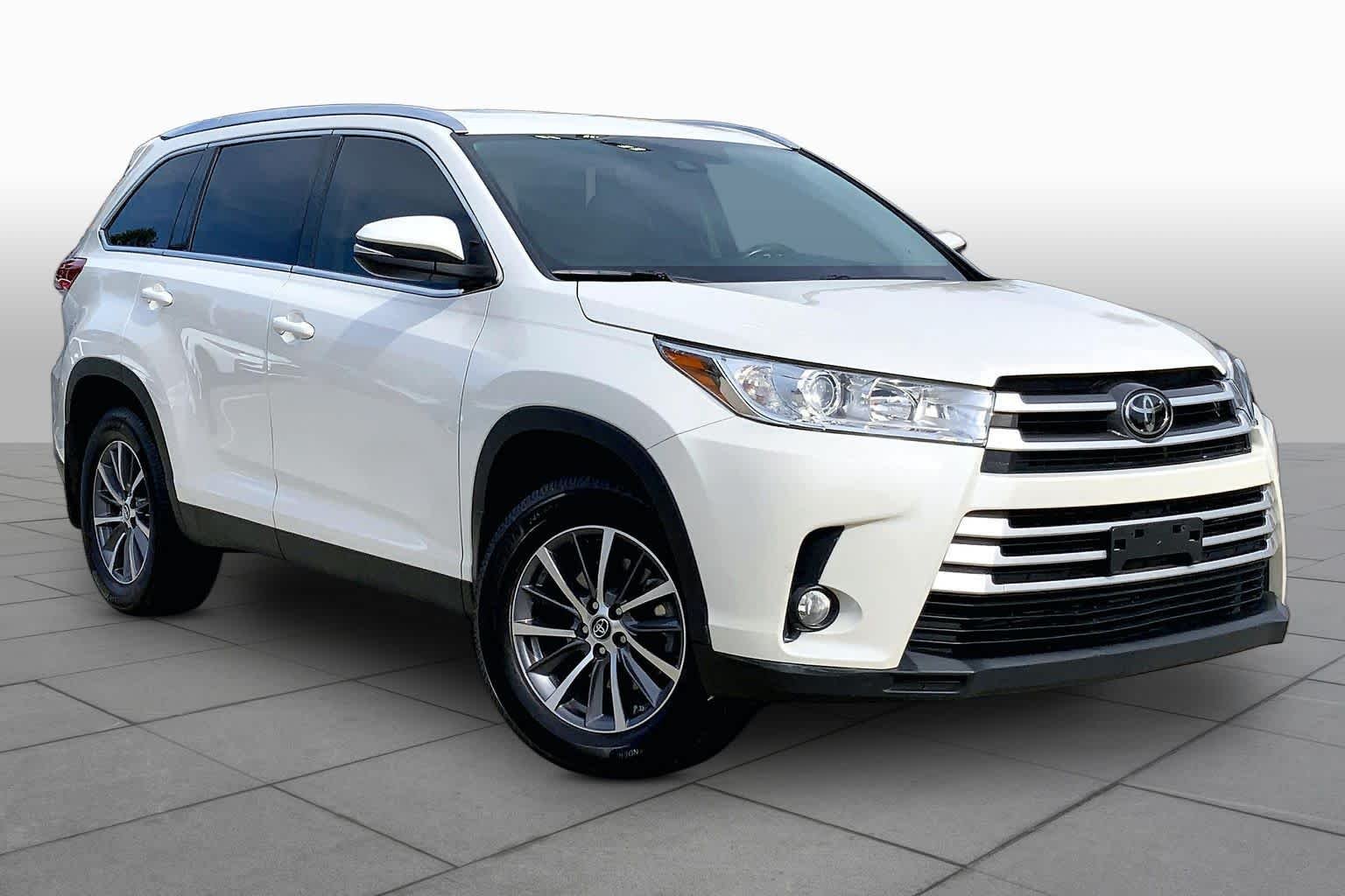 Used 2019 Blizzard Pearl Toyota XLE image 3