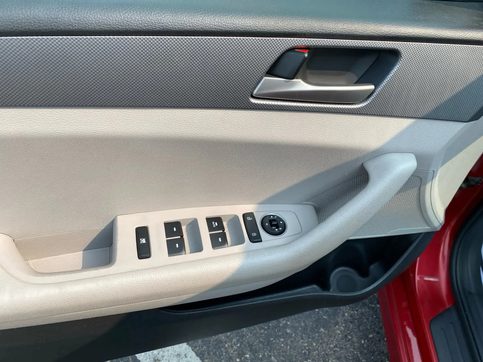 Used 2019 Scarlet Red Hyundai SE image 15