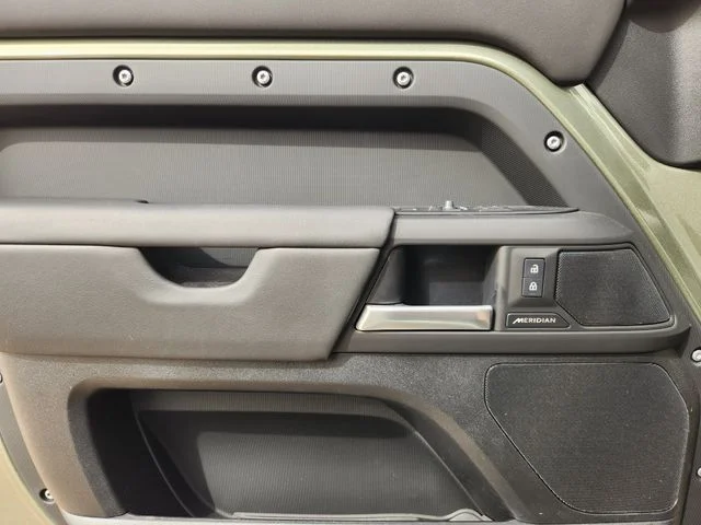 Used 2025 Pangea Green Metallic Land Rover S image 22