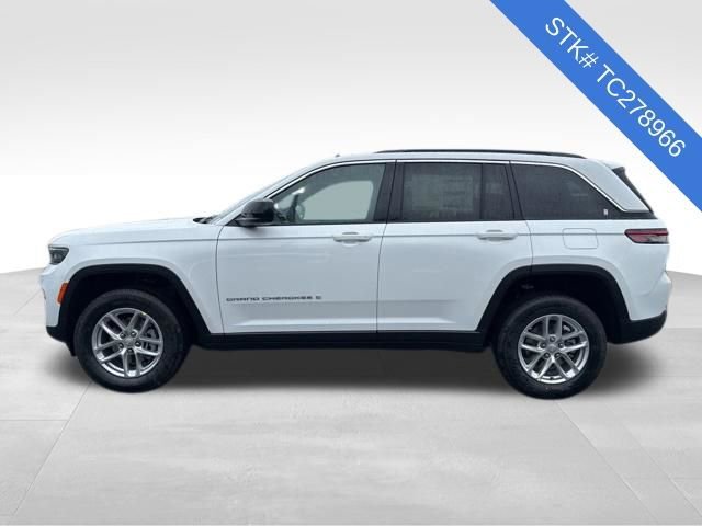 New 2026 Bright White Clear-Coat Exterior Paint Jeep Laredo image 4