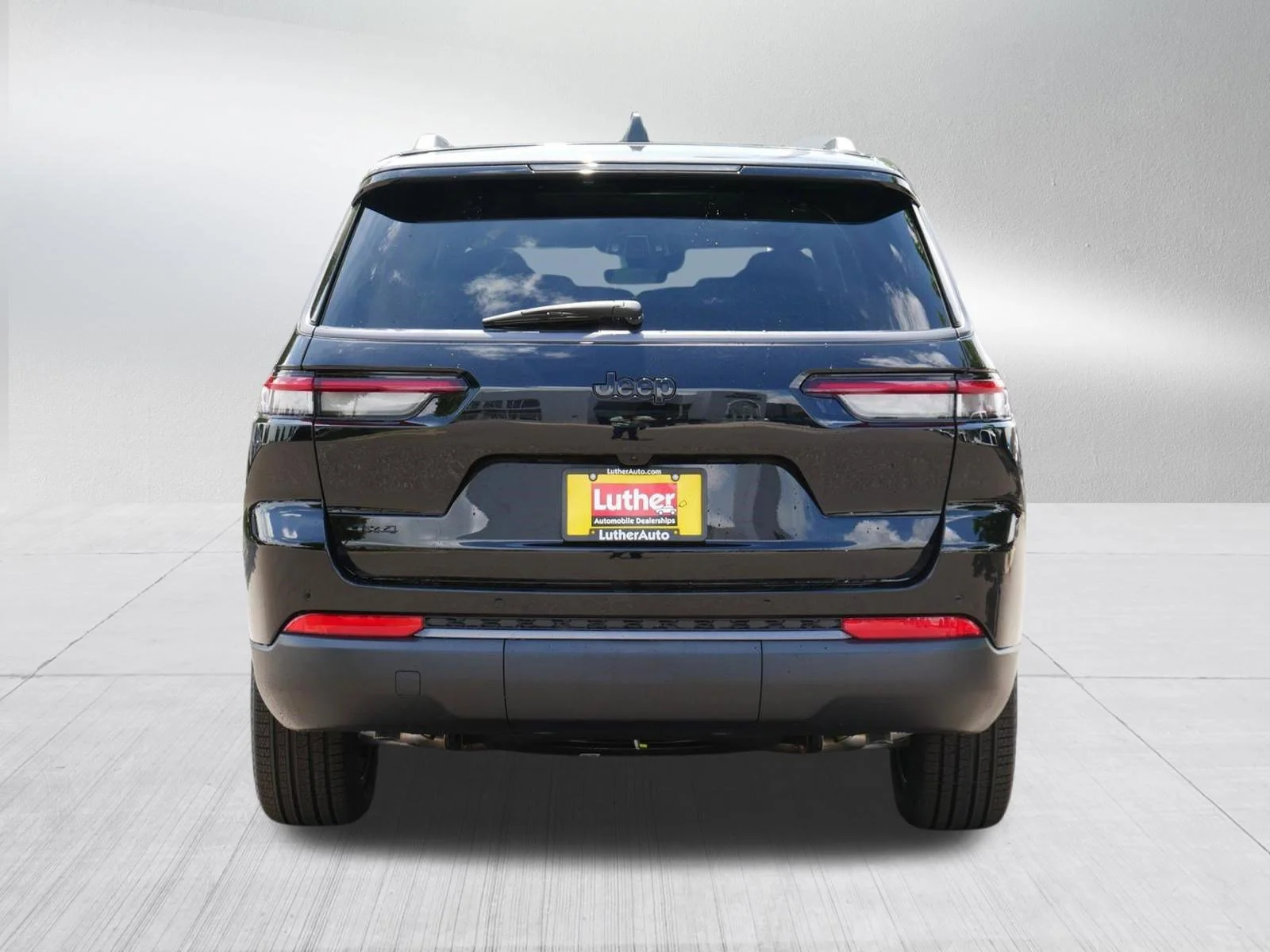 New 2026 Diamond Black Crystal Pearl-Coat Exterior Paint Jeep Limited image 6