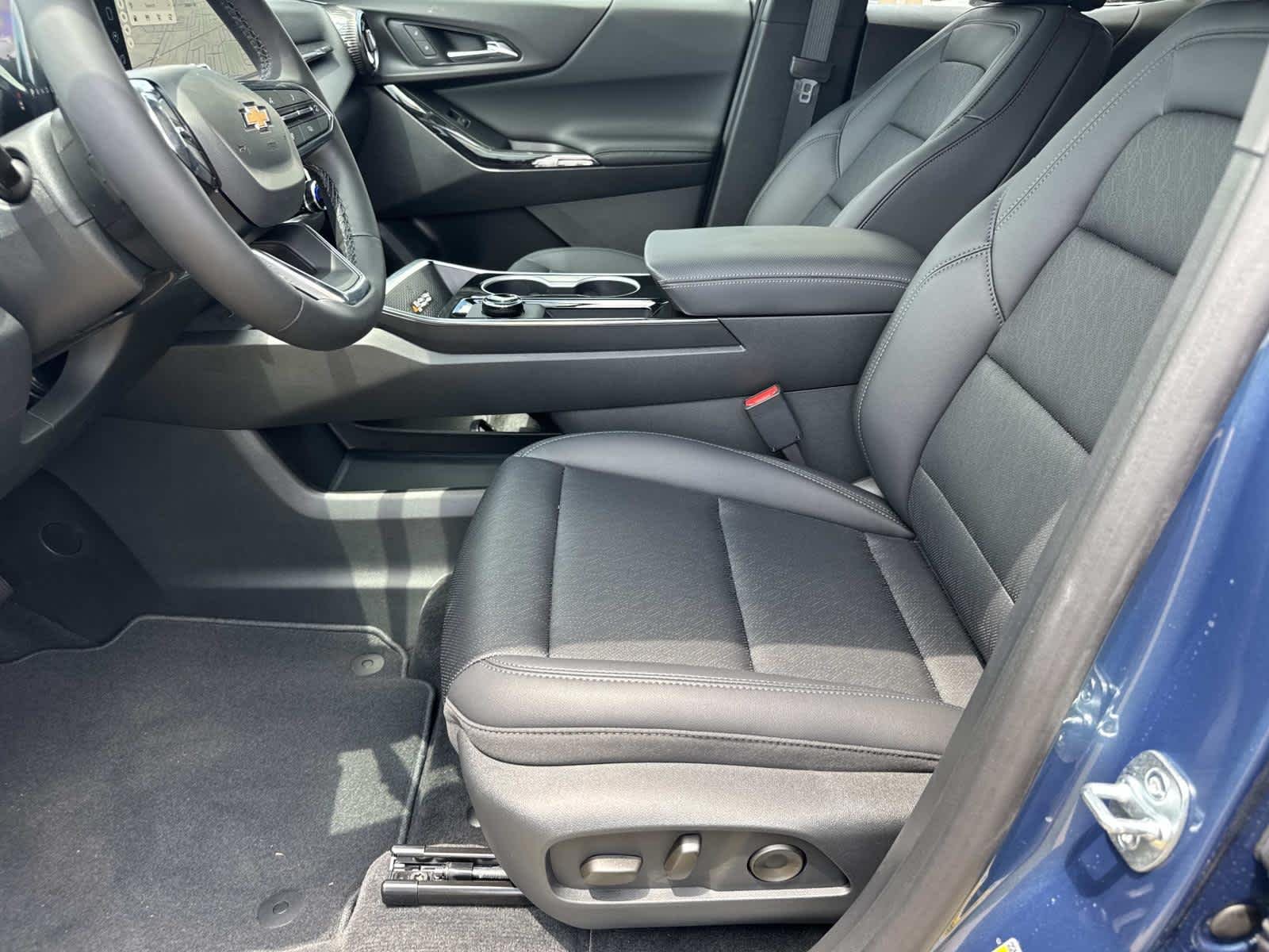 2027 Chevrolet Equinox LT - Photo 11