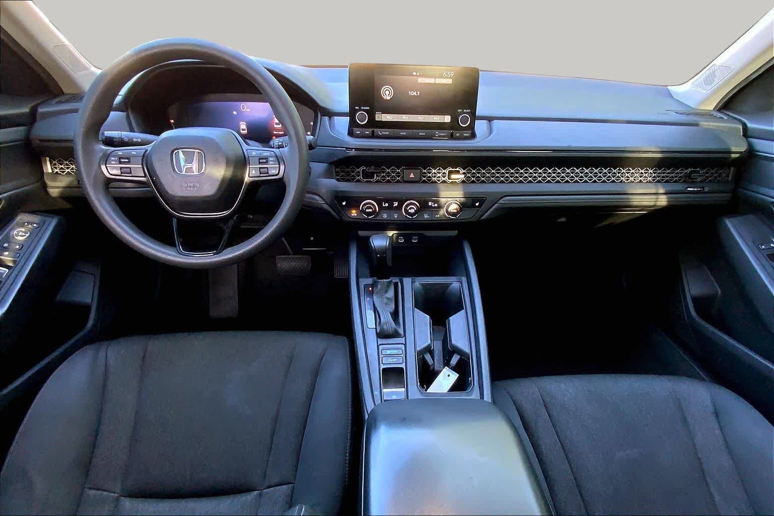 Used 2025 Solar Silver Metallic Honda SE image 15