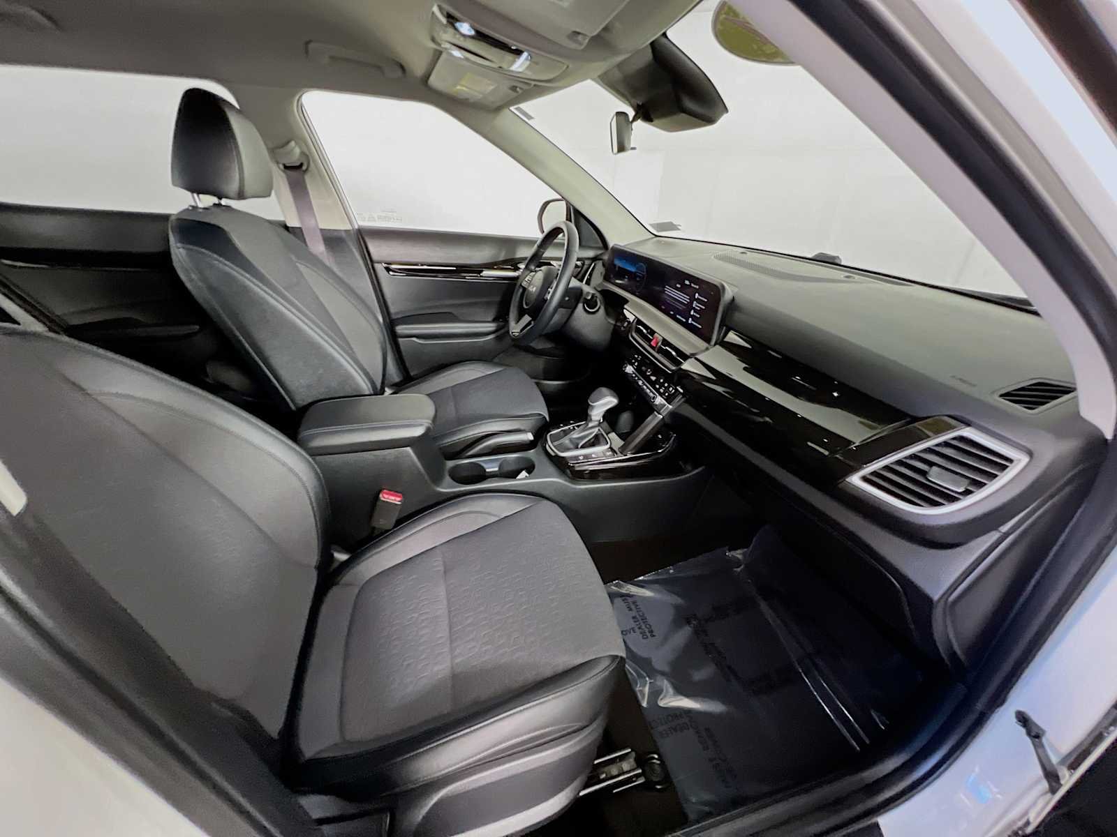 Used 2024 Clear White/Black Roof Kia X-Line image 28