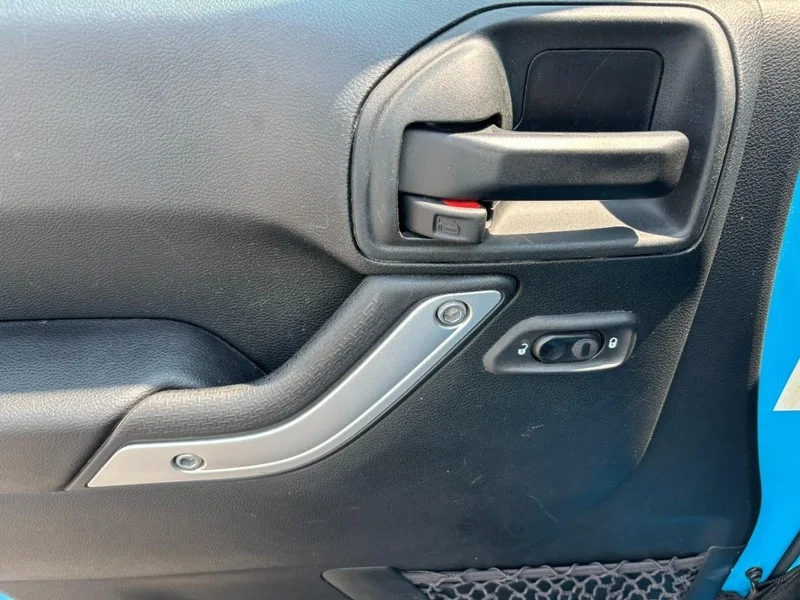 Used 2018 Chief Jeep Sahara image 9