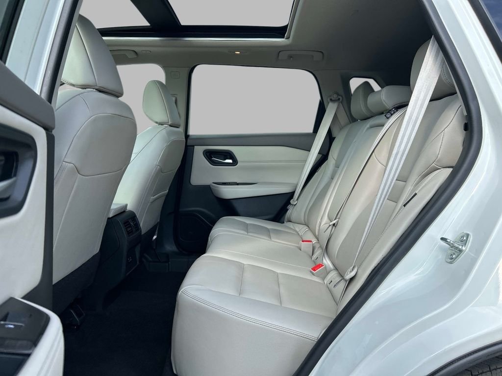 Used 2023 White Nissan SL image 17
