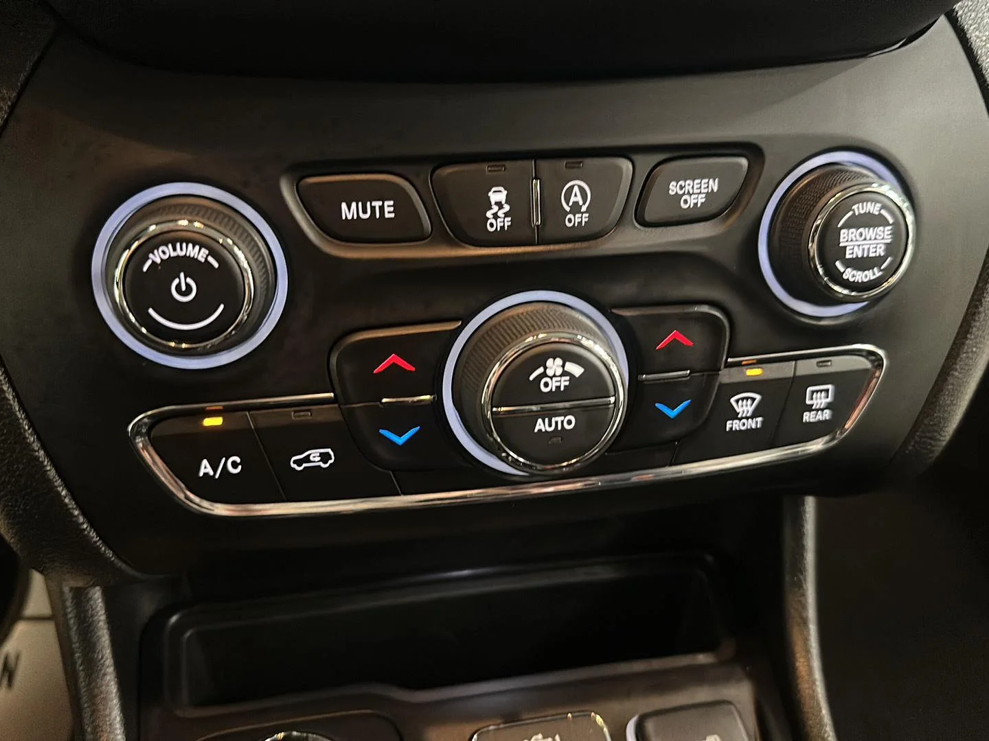 Used 2019 Bright White Clearcoat Jeep Trailhawk image 25