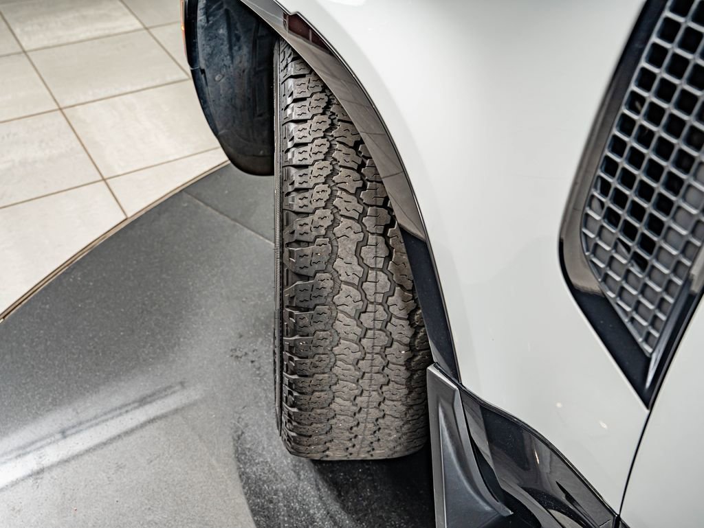Used 2023 Fuji White Land Rover X-Dynamic SE image 42