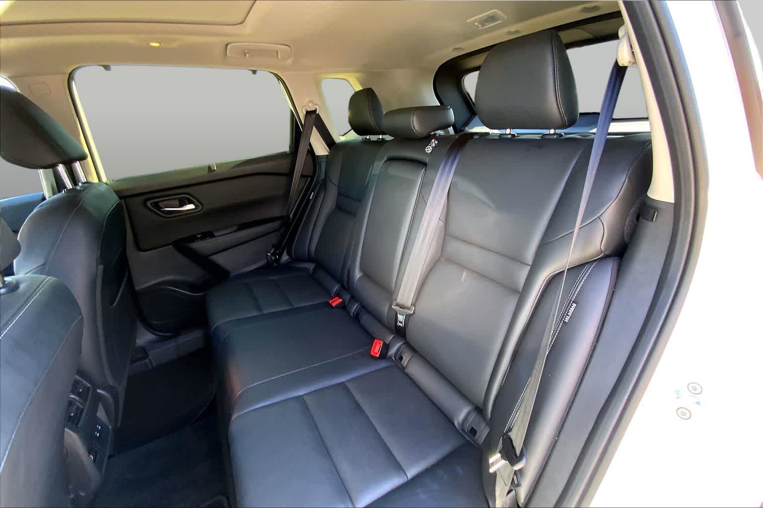 Used 2025 Everest White Pearl Nissan SL image 19