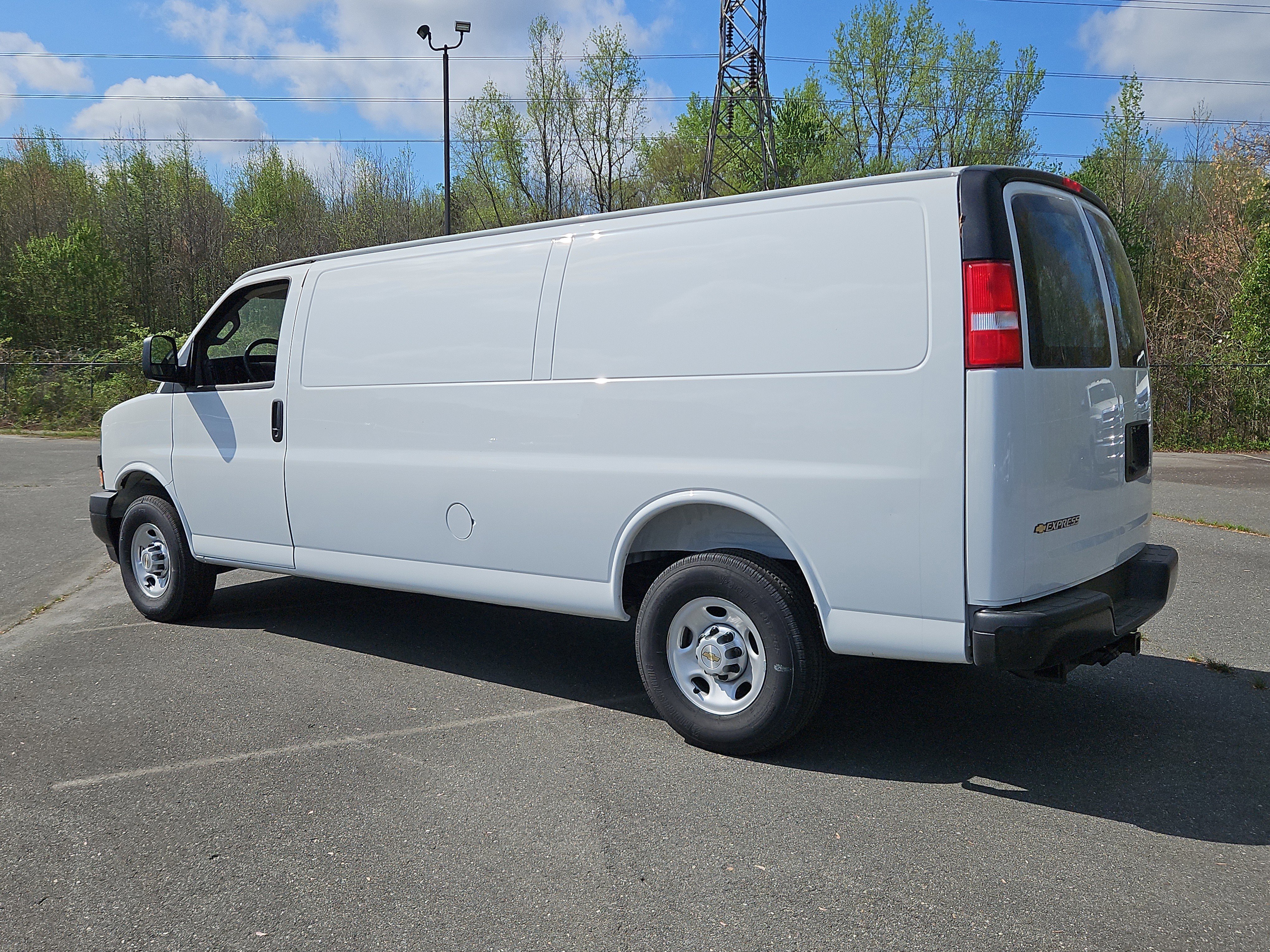 New 2025 Summit White Chevrolet WT image 3