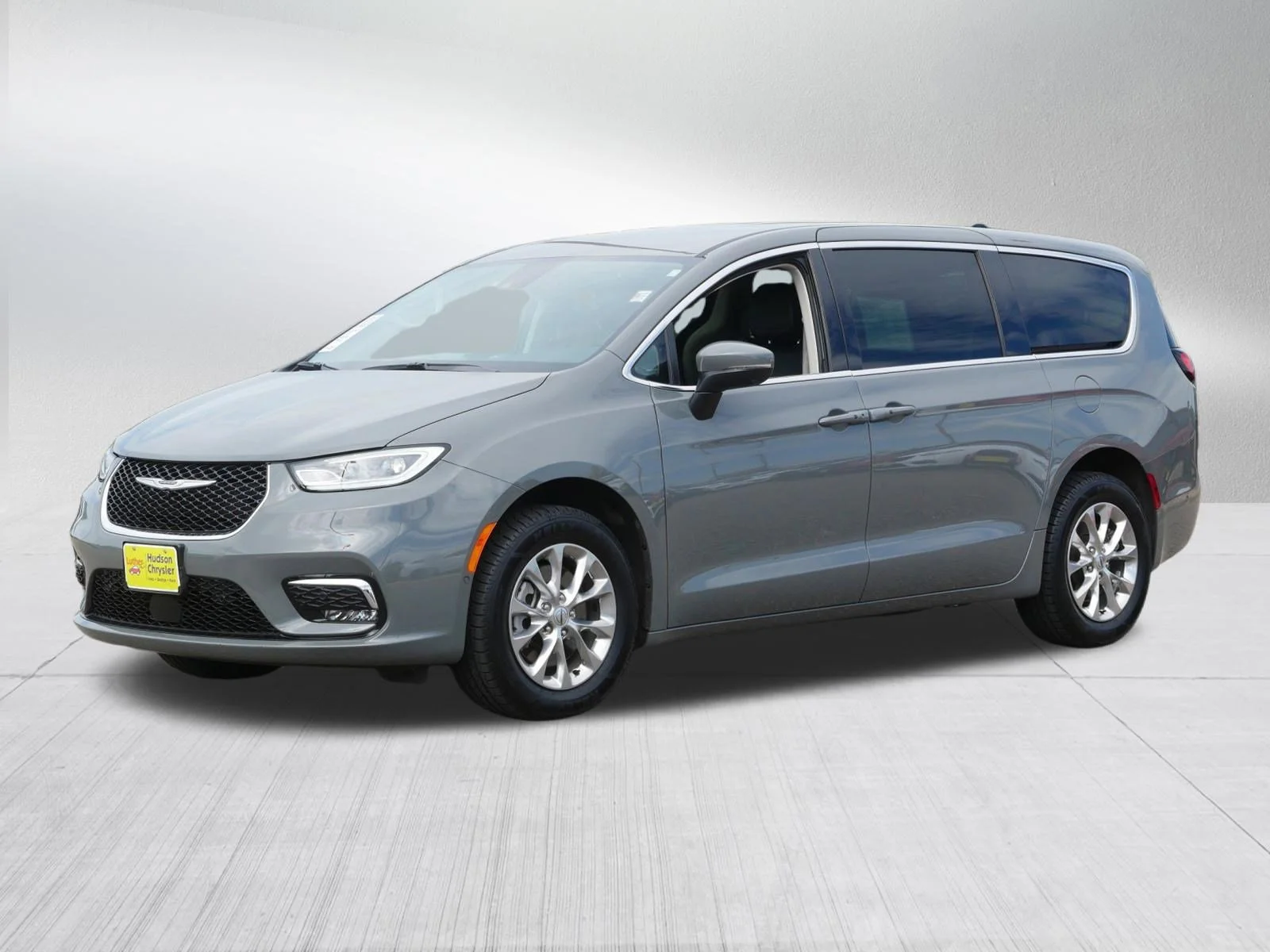 Used 2023 Ceramic Gray Clearcoat Chrysler Touring L image 3