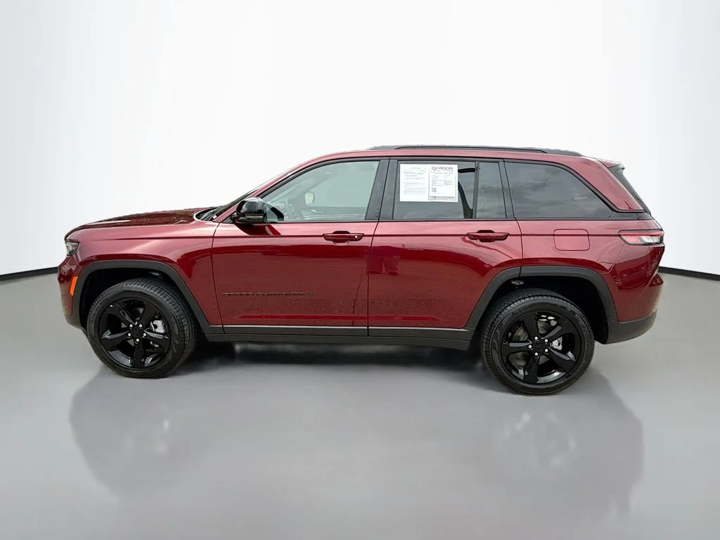 Used 2025 Velvet Red Pearlcoat Jeep Limited image 5