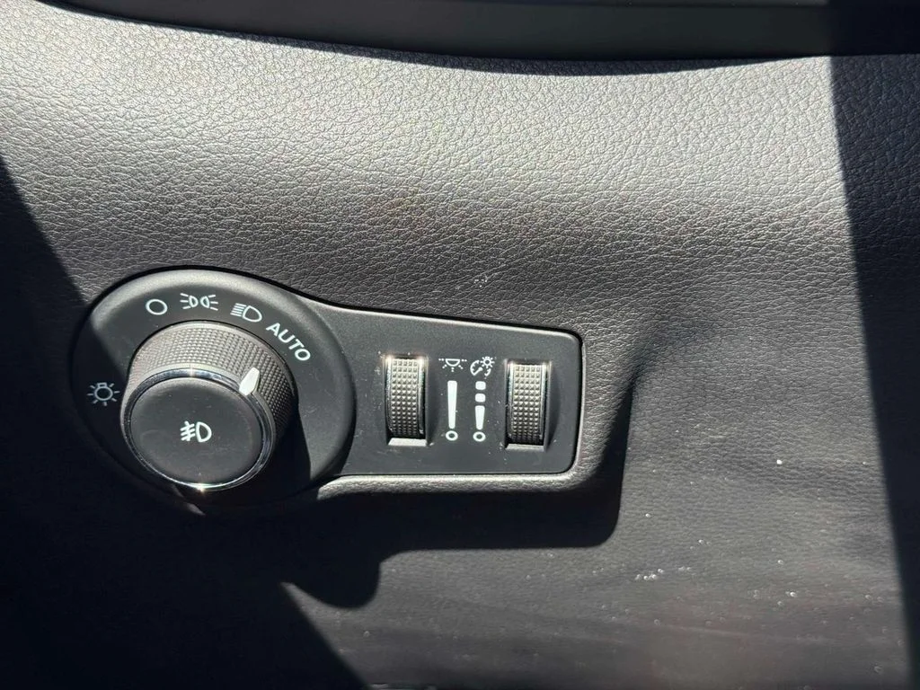 Used 2022 Gray Jeep Limited image 21