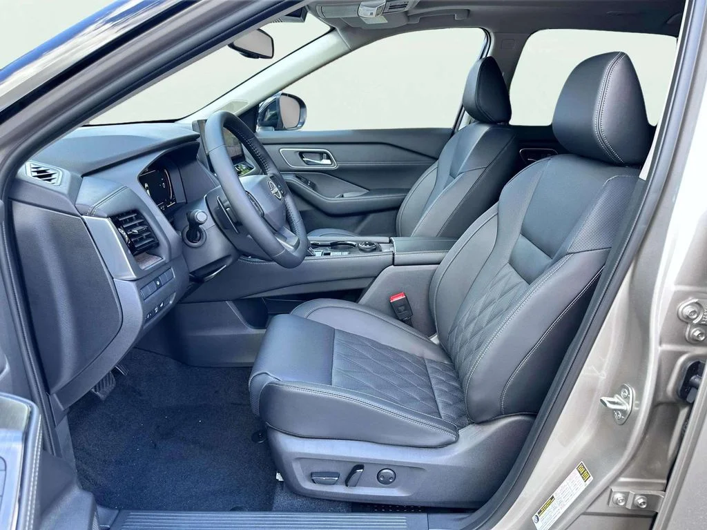 New 2026 Champagne Silver Metallic / Super Black Two-tone Nissan Platinum image 13