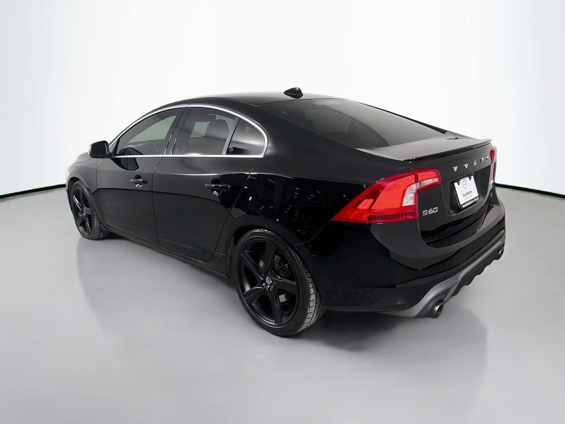 Used 2016 Black Volvo T6 Drive-E R-Design image 8