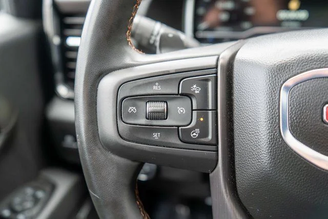 Used 2025  GMC AT4 image 31