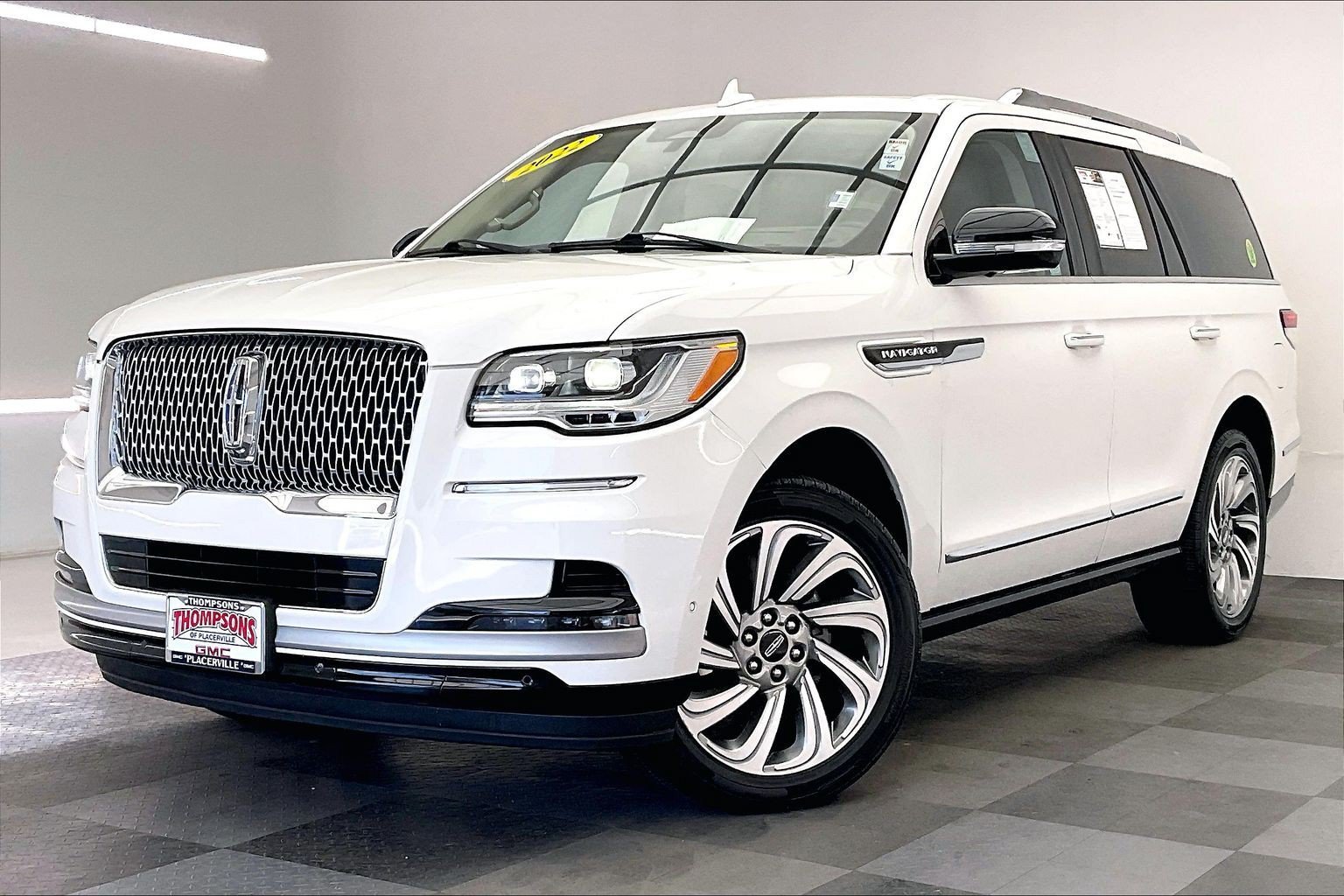 Used 2022 Pristine White Metallic Tri-Coat Lincoln Reserve image 11
