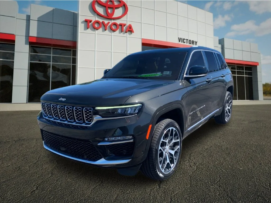 Used 2023  Jeep Summit Reserve image 7