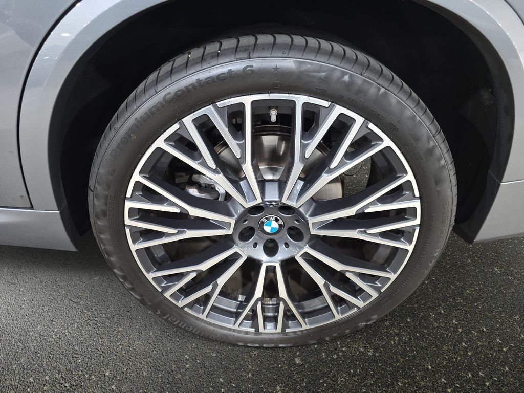 Used 2026 Skyscraper Grey Metallic BMW xDrive40i image 32