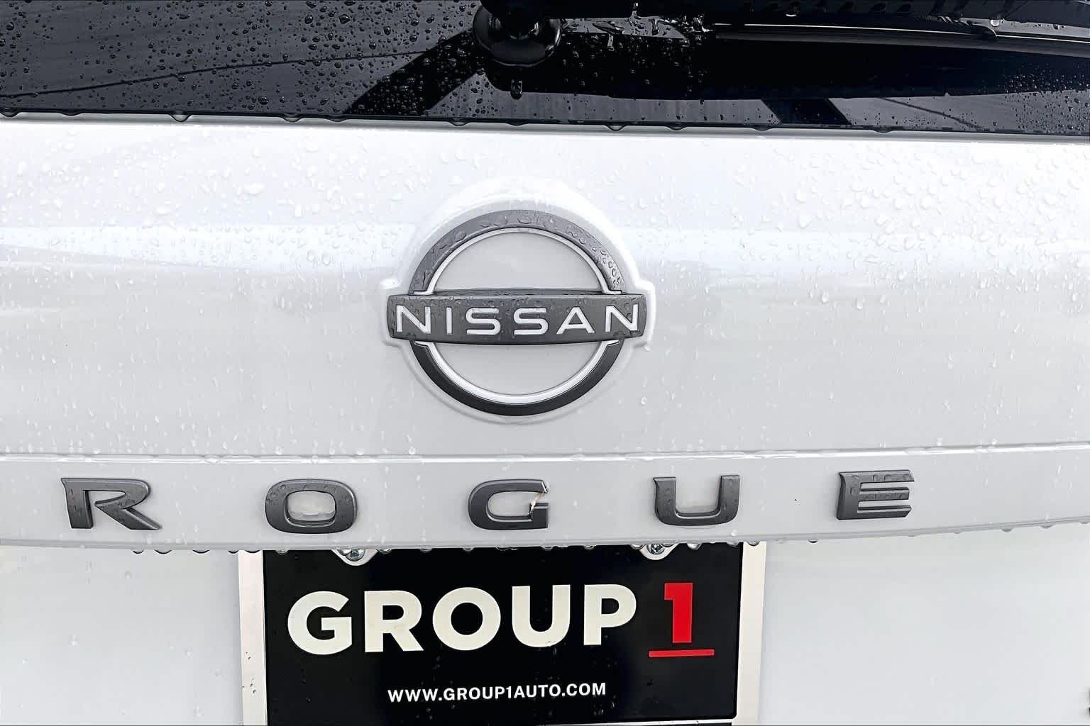 Certified Used 2025 Everest White Pearl/Super Black Nissan SL image 31