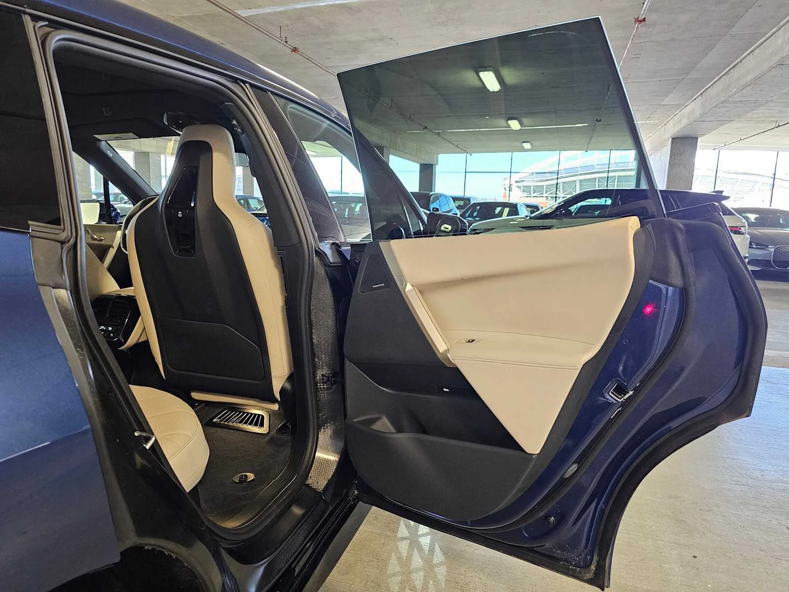 Certified Used 2024 Phytonic Blue Metallic BMW xDrive50 image 28