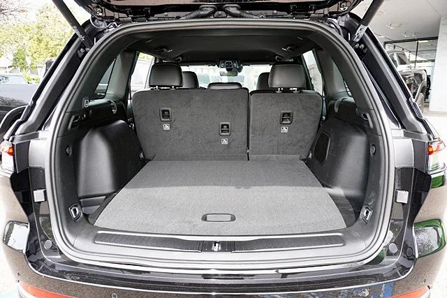 New 2026 Diamond Black Crystal Pearlcoat Jeep Limited image 16