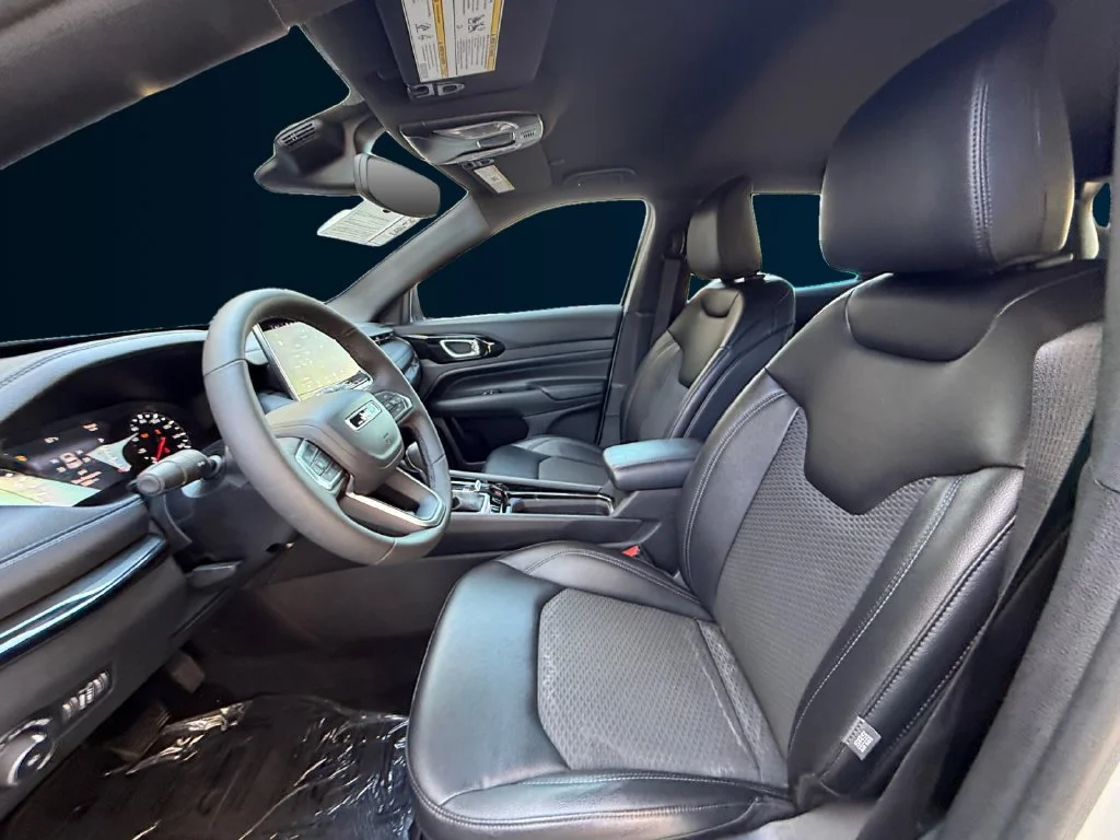 Used 2026 White Jeep Latitude image 10
