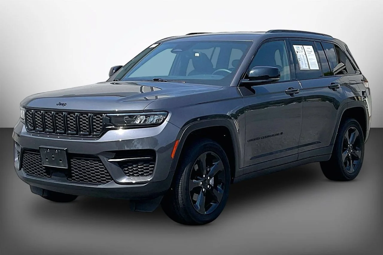 Used 2023 Gray Jeep Altitude X image 4