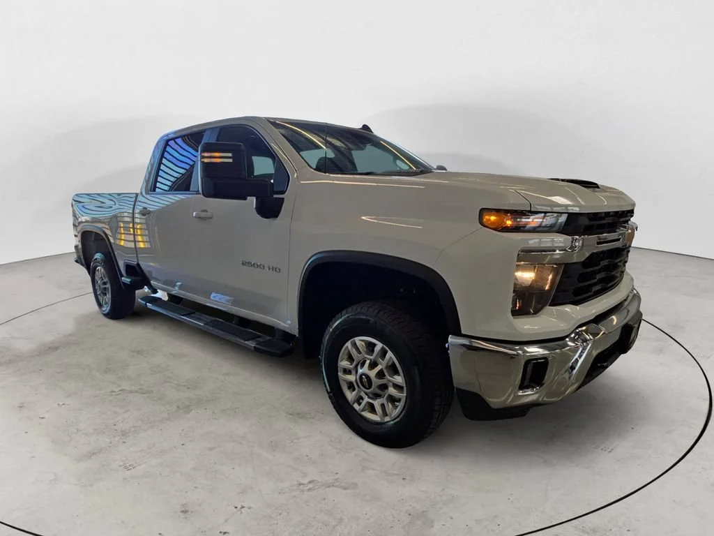 Used 2025 Summit White Chevrolet LT image 5
