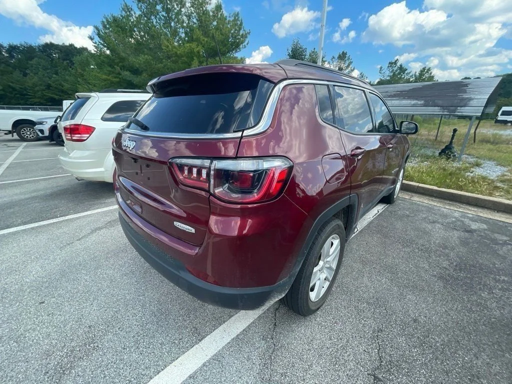 Used 2022 Red Jeep Latitude image 9