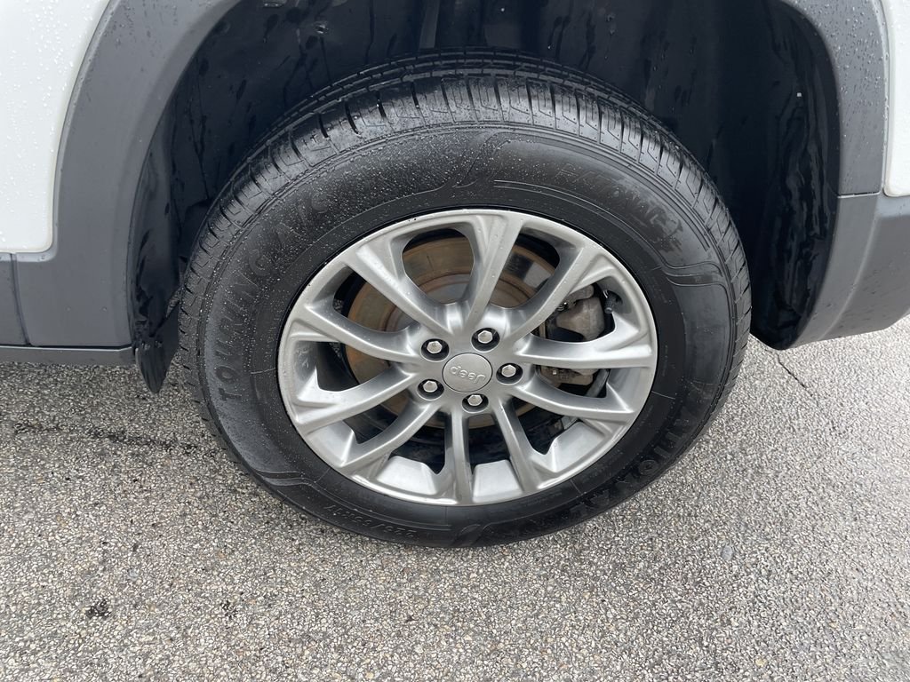 Certified Used 2019 White Jeep Latitude Plus image 10