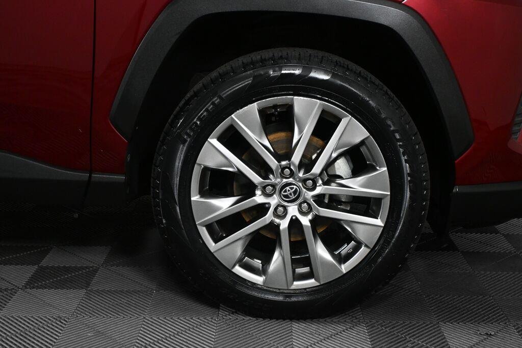 Used 2020 Ruby Flare Pearl TOYOTA XLE Premium image 36
