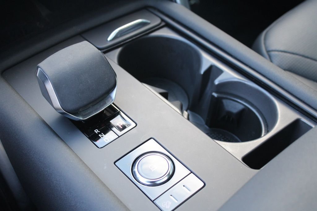 Used 2025  Land Rover Dynamic SE image 32