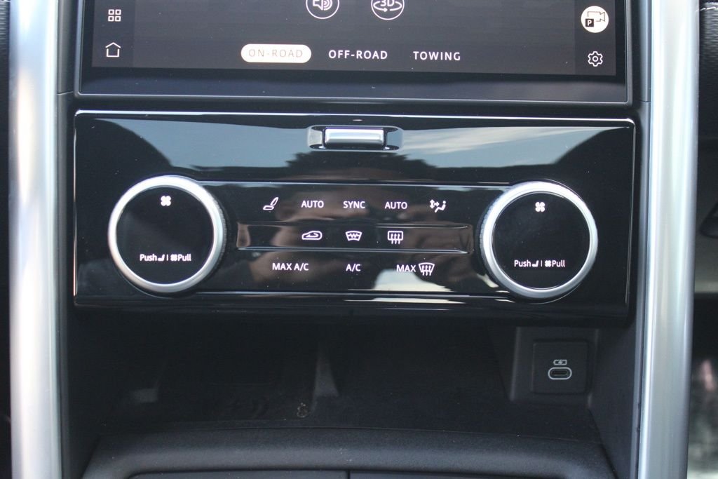 Used 2025  Land Rover Dynamic SE image 29