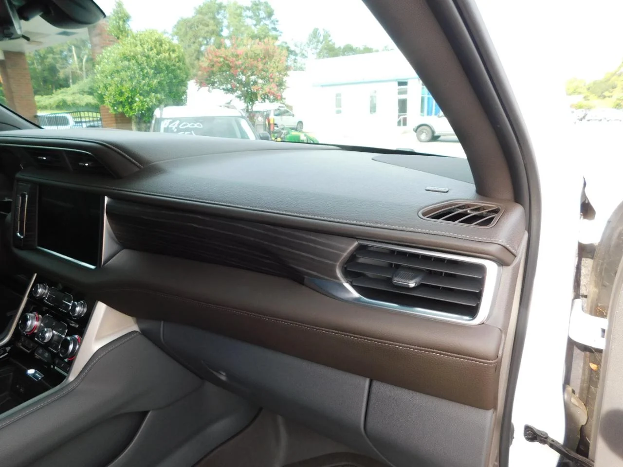 Used 2021 White GMC 4WD 4dr Denali image 21