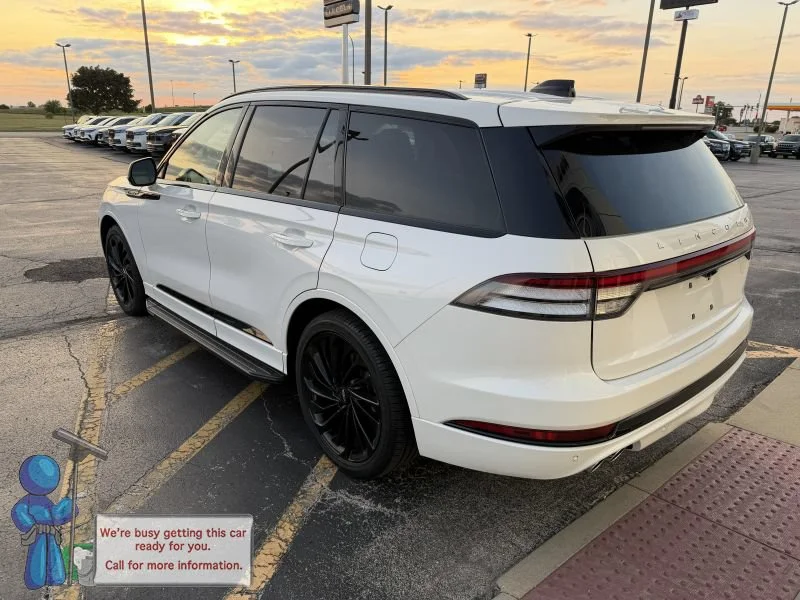 Used 2025 White Metallic Lincoln Reserve image 3