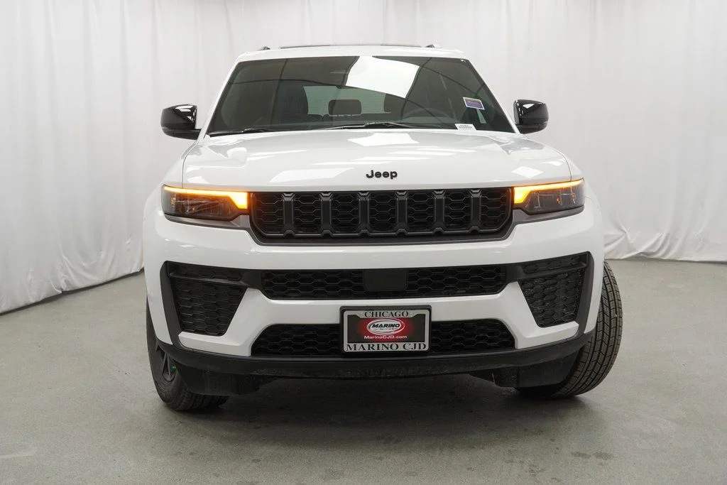 New 2026 Bright White Clear-Coat Exterior Paint Jeep Laredo Altitude image 7