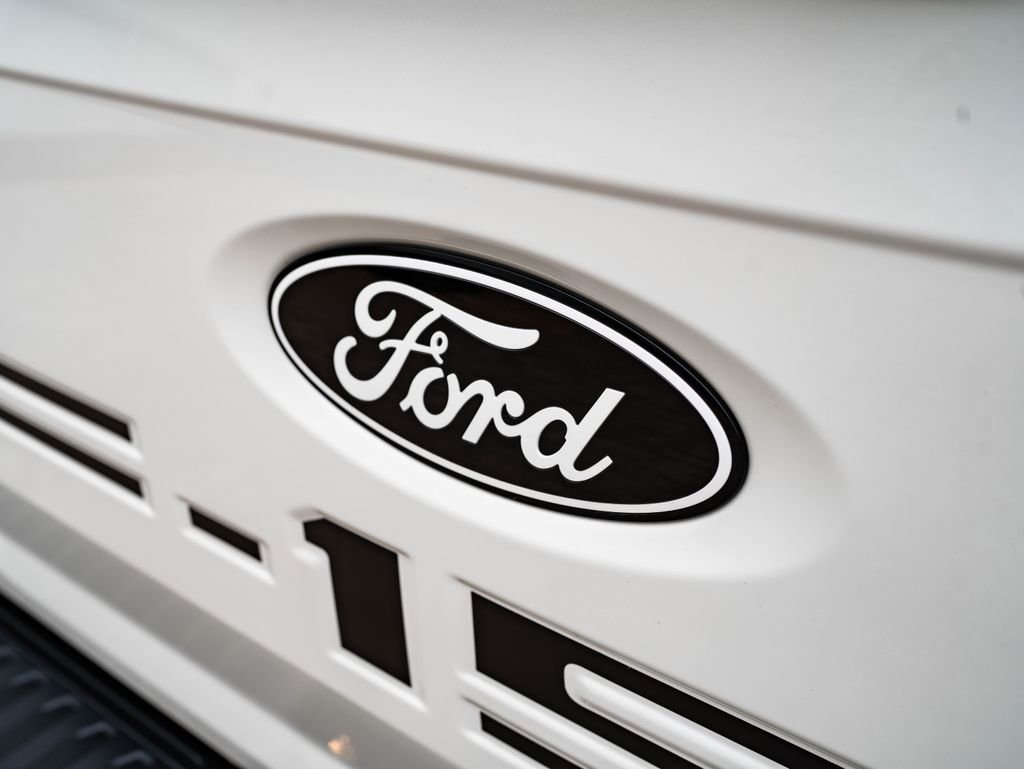 Used 2024 Star White Metallic Tri-Coat Ford LARIAT image 18