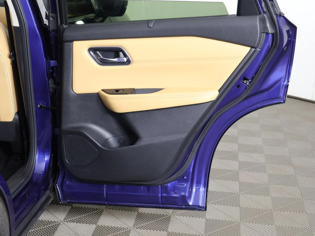 Used 2023  Nissan Platinum image 29