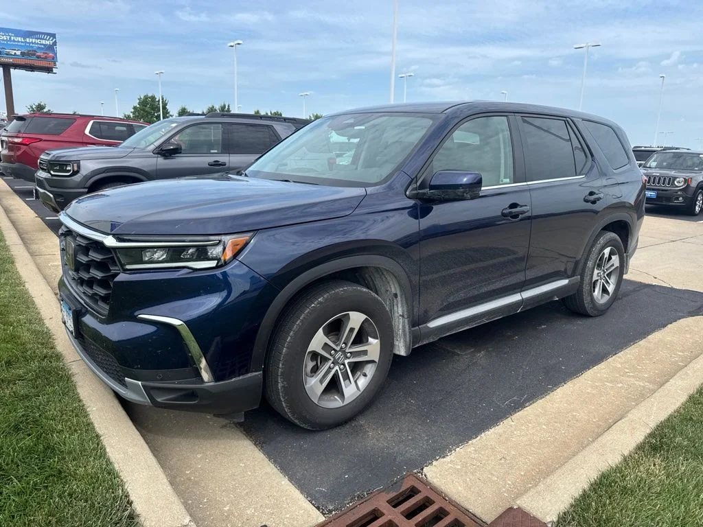 Used 2025  Honda EX-L image 3
