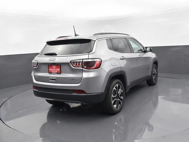 Used 2024  Jeep Limited image 9