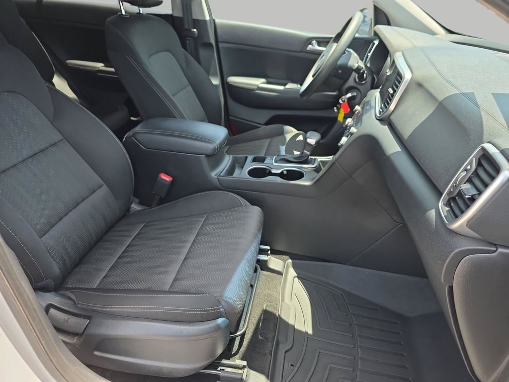 Used 2022 Sparkling Silver Kia LX image 33
