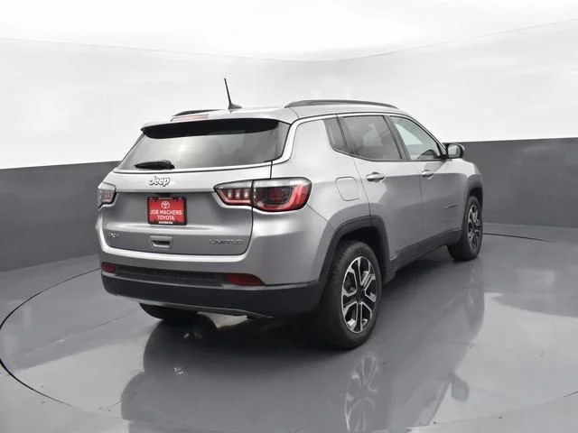 Used 2024  Jeep Limited image 9