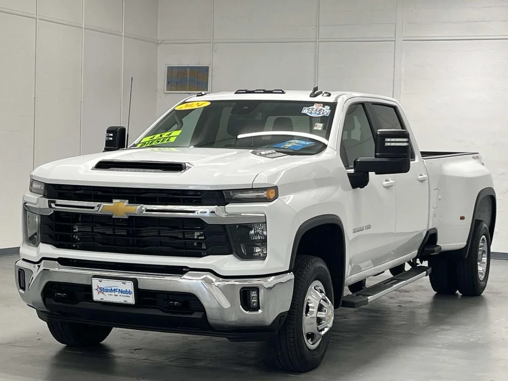 Used 2024 Summit White Chevrolet LT DRW image 4