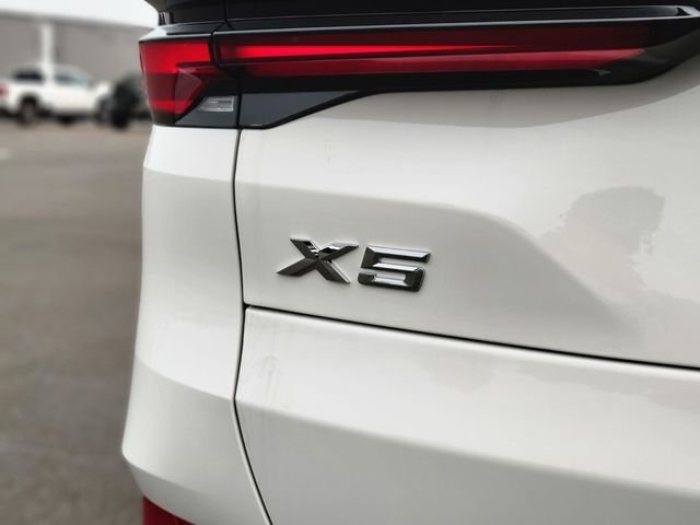 New 2026 White BMW xDrive40i image 11